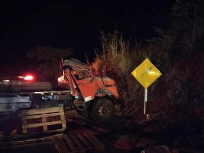 Caminho capota na BR-146 e motorista  arremessado da cabine em Guaxup