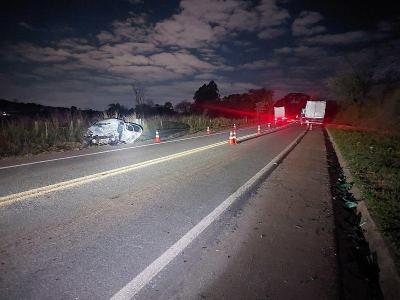 Coliso frontal entre carro e caminho deixa homem ferido gravemente na MG-167, em Trs Pontas