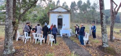 Devotos participam de missa na Capela de So Miguel Arcanjo, em Guaxup