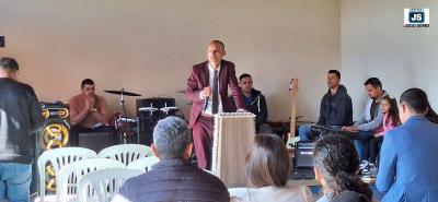Funcionrios e convidados participam de culto evanglico na JF Pasqua 