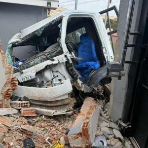 Caminhoneiro passa mal, bate contra automvel e ainda atinge duas casas em Guaxup