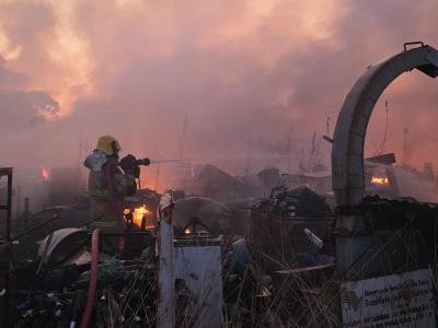 Incndio de grandes propores em ferro-velho mobiliza os Bombeiros no municpio de Guaxup