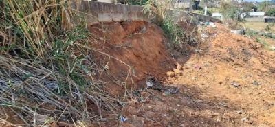 Prefeitura retira detrito descartado ilegalmente em lote do Jardim Rosana