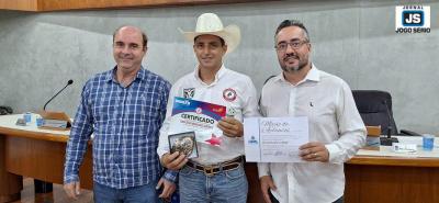 Peo guaxupeano, campeo do rodeio em Barretos,  homenageado na Cmara Municipal 
