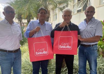 Diretoria e colaboradores da Cooxup recebem a visita do artista sertanejo Matrogrosso