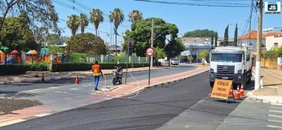 Em pleno feriado, operrios trabalham pelo recapeamento de trecho problemtico da 