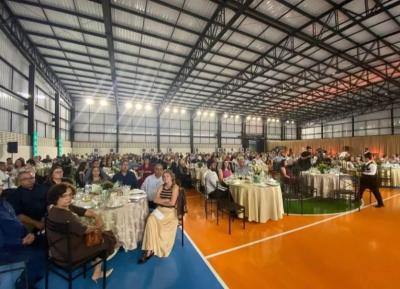 Cooxup homenageia colaboradores e inaugura ginsio de esportes