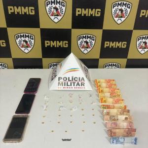 PMs capturam mulher com 28 pedras de crack, dinheiro e telefones suspeitos 