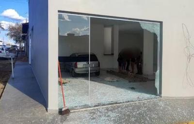 Carro invade ponto comercial aps batida em cruzamento em Monte Belo