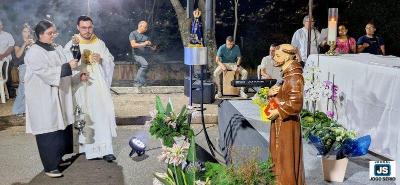 Devotos celebram o dia de So Francisco com missa e congraamento na igreja dedicada a ele