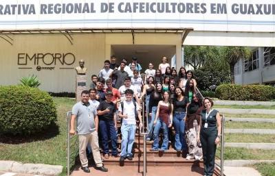 Estudantes de Conceio Aparecida visitam a Cooxup pelo Programa Portas Abertas