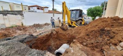 Operrios do manuteno em galeria pluvial danificada na rea central de Guaxup 