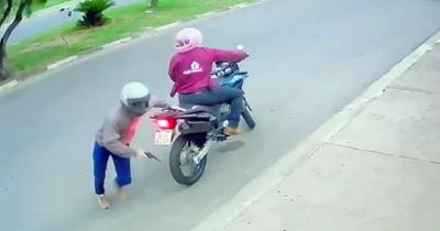 Criminosos usam moto furtada em assalto contra empresa de transporte por aplicativo na cidade de Guaxup