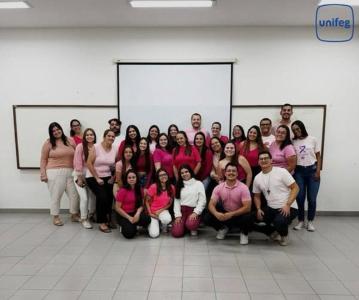 Alunos de Fonoaudiologia vestem rosa e abraam a causa do Outubro Rosa