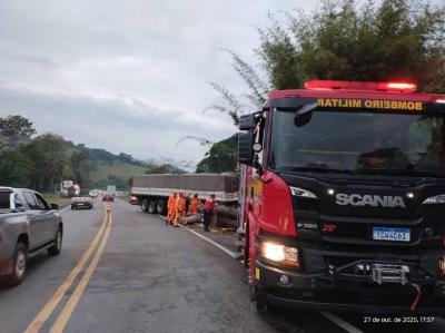 Motorista bate carreta contra rvore na rodovia de Muzambinho 