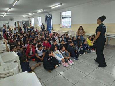 Membros da AADG e equipe do PSF Aviao levam, s escolas de Guaxup, a importncia da Lngua Brasileira de Sinais