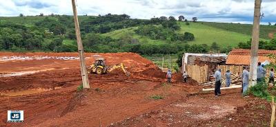 Chuvas fortes causam deslizamento de terra em extensa rea de terraplanagem na cidade de Guaxup 