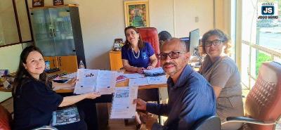 Vereador Carlo  recebido na Secretaria de Educao para tratar sobre noes financeiras nas escolas municipais 