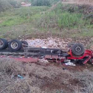 Acidente com caminho deixa vtima fatal na BR-146, entre Guaxup e So Pedro da Unio