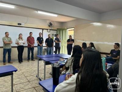 Unifeg apresenta oportunidades a estudantes do 3 ano em visita  Escola Estadual Cel. Joo Ferreira Barbosa