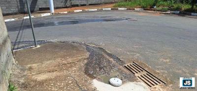 Copasa d� manuten��o a vazamento em rede de esgoto do Residencial Vale Verde