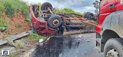 Mais um caminh�o capota na rodovia de Guaxup� e S�o Pedro da Uni�o 