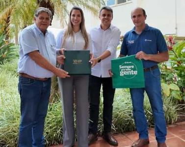 Cooxup� recebe representantes da Sicredi das Culturas RS/MG em visita institucional