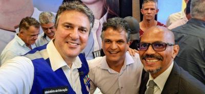 Demandas guaxupeanas s�o entregues pessoalmente ao ministro da Educa��o, Camilo Santana