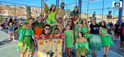 Crian�as e adultos brincam carnaval com o Grupo Tramas & Dramas na matin� do Parque dos Munic�pios 