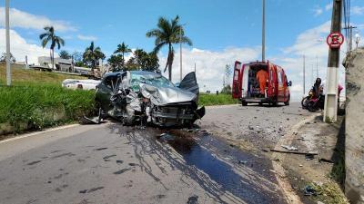 Colis�o contra muro deixa m�e e filha feridas em Varginha