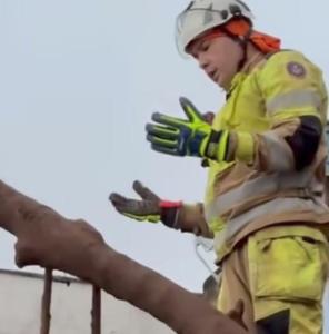 Bombeiros fazem prece antes de buscas por crian�as soterradas em Juiz de Fora