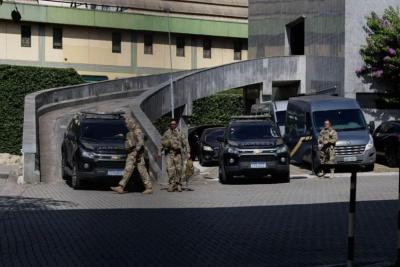 Policiais federais atuantes na Opera��o Compliance Zero, que investiga o Banco Master, cumprem ordem judicial em Guaxup�