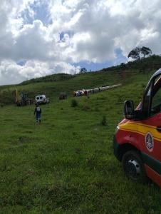 Caminh�o cai em ribanceira e motorista morre em Extrema