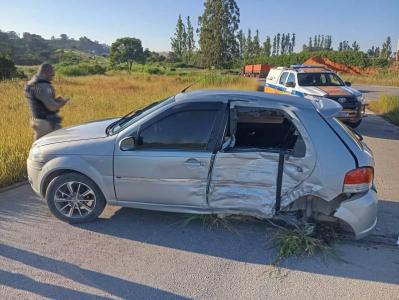 Idosa morre ap�s colis�o entre carro e carreta na BR-354, em Campo Belo