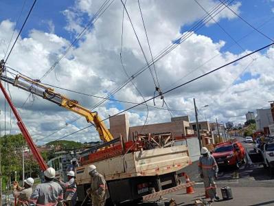 Trabalhador sofre queda de mais de 5 metros durante manuten��o el�trica em S�o Sebasti�o do Para�so