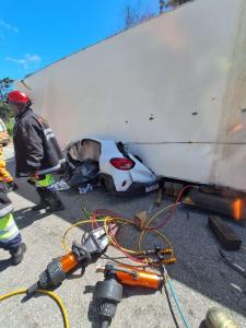 Carreta tomba sobre carro e deixa v�tima fatal na BR-381, em Camanducaia
