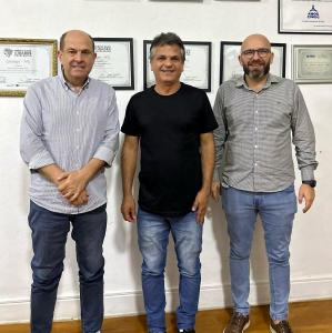 Prefeito Jarbinhas e deputado Luizinho tratam de novas a��es em favor da Sa�de P�blica local 