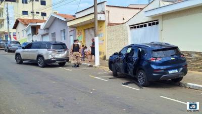 Mais uma colis�o na Avenida dos Inconfidentes refor�a a necessidade de interven��o preventiva ao tr�nsito do local