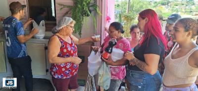 Fam�lias de v�rios bairros celebram a P�scoa em mais um almo�o especial da Dona Neide 