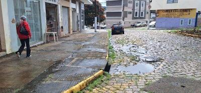 Moradores revoltados com vazamento constante de esgoto em plena �rea central de Guaxup�