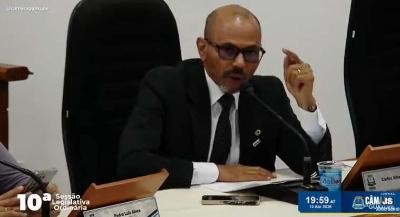 Carl�o alerta sobre os perigos de animais de grande porte soltos nas ruas de Guaxup� 