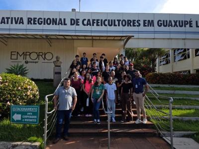 Cooxup� recebe jovens em programa educativo e apresenta oportunidades no cooperativismo
