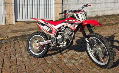 Motocicleta CRF seminova dispon�vel para com�rcio em Guaxup� e regi�o 