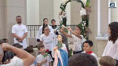 Crian�as homenageiam Maria Sant�ssima em coroa��o na Catedral de Guaxup�