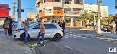 Aten��o para colis�o entre motocicleta e autom�vel em cruzamento da �rea central de Guaxup�