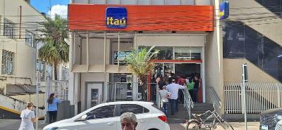 Encerramento das atividades do Ita� de Guaxup� gera corre-corre � ag�ncia