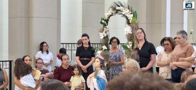 M�es coroam Nossa Senhora das Dores em gesto de f� na Igreja Catedral 