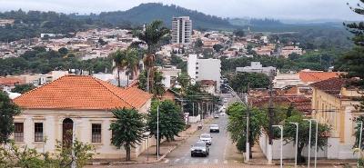 Segunda-feira come�a com temperaturas amenas e chuvas esparsas em Guaxup� 