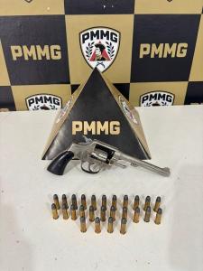 PMs capturam homem com rev�lver e muni��es na rodovia de Guaxup� 