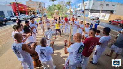 Capoeiristas de Guaxup� e outras cidades d�o espet�culo na Avenida 